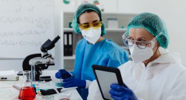 מחקר שלב 3 אקראי להשוואת נמטאברוטיניב לעומת תרופת השוואה, איברוטיניב או אקאלאברוטיניב, לבחירת החוקר במשתתפים עם לוקמיה לימפוציטית כרונית/לימפומה של לימפוציטים קטנים שלא טופלה בעבר (BELLWAVE-011).