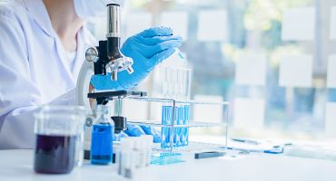 מחקר קליני שלב 3 אקראי, גלוי תווית, בביקורת טיפול השוואתי פעיל, להערכת הבטיחות והיעילות של בומדמסטט (bomedemstat MK-3543/IMG-7289) לעומת הטיפול הקיים המיטבי (BAT) במשתתפים עם תרומבוציטמיה ראשונית שהייתה להם תגובה לא מספיקה או אי סבילות להידרוקסיאוריאה